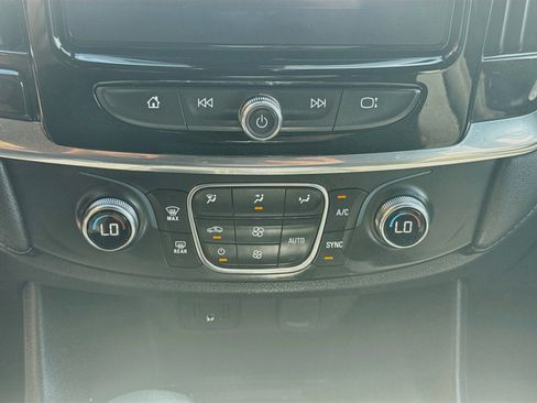 Used 2022 Chevrolet Traverse LT FWD image 12