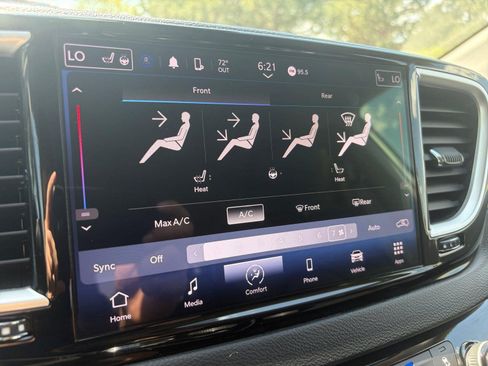 Used 2024 Chrysler Pacifica Touring-L FWD image 16