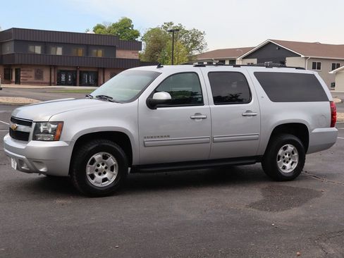 Used 2014 Chevrolet Suburban LT w/ Luxury Package AWD/4WD image 10