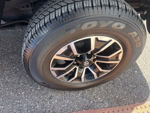 Used 2022 Toyota Tacoma TRD Sport image 11