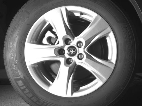 Used 2025 Toyota Highlander LE FWD image 15