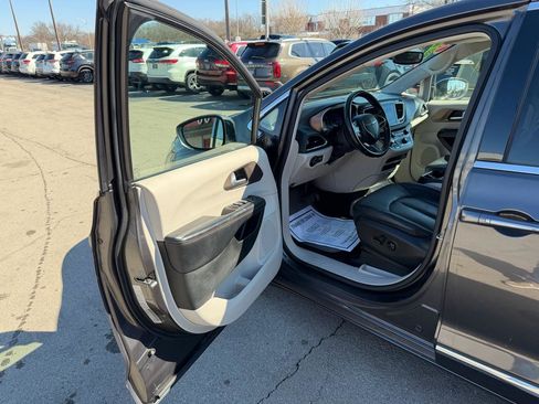 Used 2018 Chrysler Pacifica Touring-L w/ Advanced Safetytec Group image 15