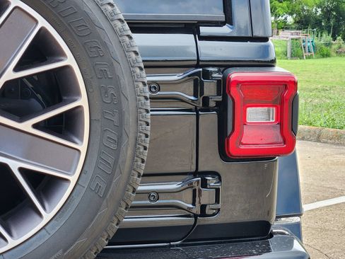 Used 2023 Jeep Wrangler Unlimited Sahara AWD/4WD image 16
