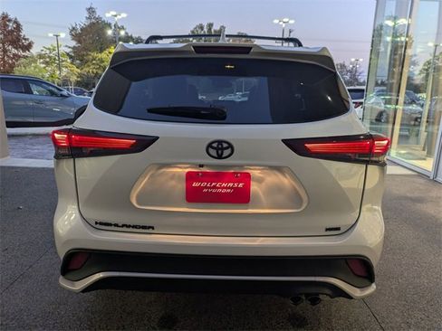 Used 2024 Toyota Highlander FWD image 5
