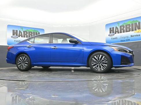 Used 2025 Nissan Altima 2.5 SV FWD image 21