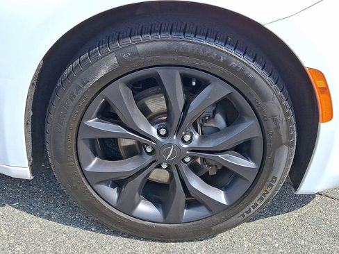 Used 2020 Chrysler Pacifica Touring-L w/ S Appearance Package FWD image 8