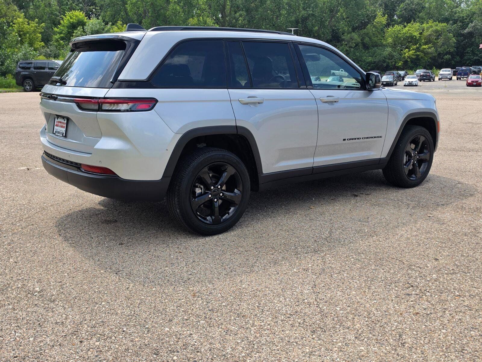 Used 2023 Jeep Grand Cherokee Altitude AWD/4WD image 5