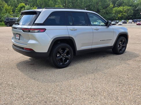 Used 2023 Jeep Grand Cherokee Altitude AWD/4WD image 5