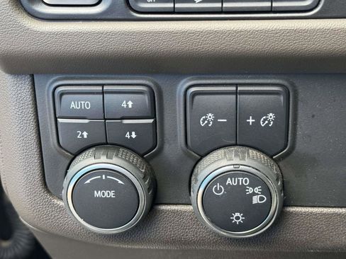 Used 2022 Chevrolet Tahoe Z71 w/ Luxury Package AWD/4WD image 23
