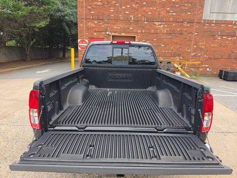 Used 2010 Nissan Frontier SE w/ SE Value Truck Pkg AWD/4WD image 5