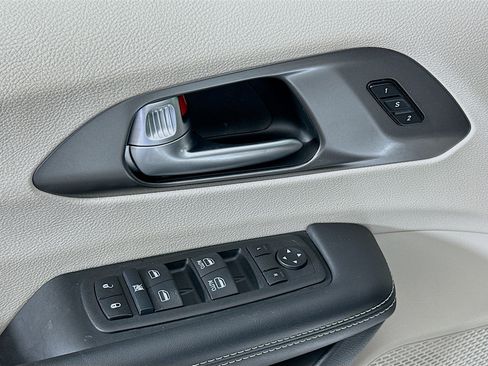 Used 2024 Chrysler Pacifica Touring-L image 15