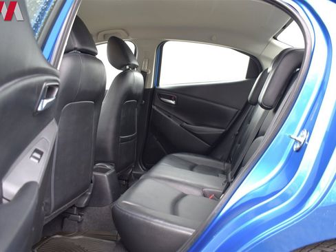 Used 2019 Toyota Yaris XLE image 24