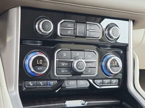 Used 2024 GMC Yukon XL Denali w/ Advanced Technology Package AWD/4WD image 29