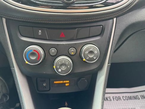 Used 2019 Chevrolet Trax LT w/ LT Convenience Package FWD image 27