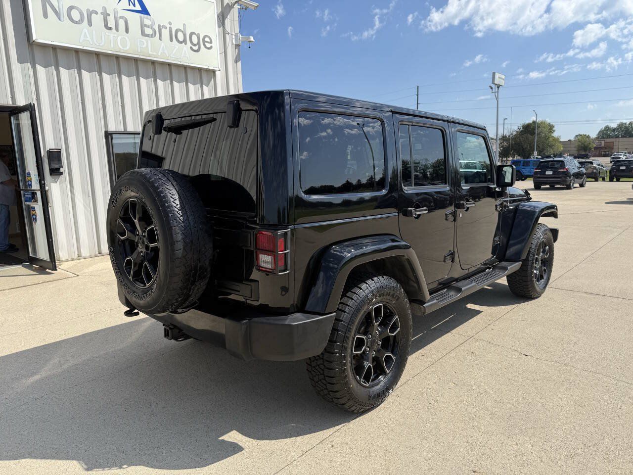 Used 2017 Jeep Wrangler Unlimited Sahara AWD/4WD image 4