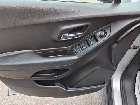Used 2018 Chevrolet Trax LS FWD image 12