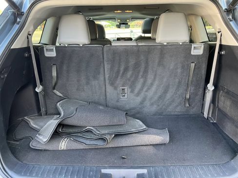 Used 2022 Toyota Highlander XLE FWD image 11