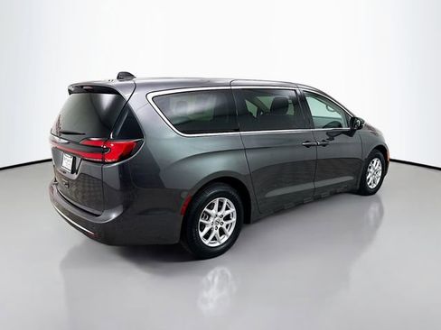 Used 2023 Chrysler Pacifica Touring-L image 7