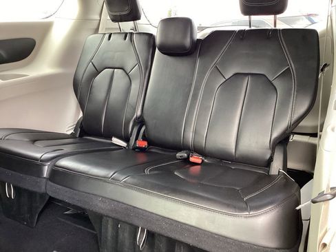 Used 2023 Chrysler Pacifica Touring-L image 16
