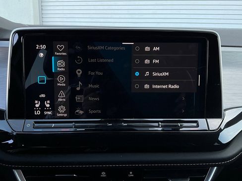 Used 2025 Volkswagen Atlas Cross Sport SE image 32