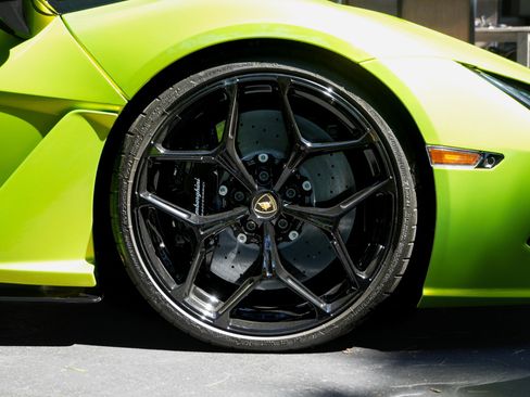 Used 2025 Lamborghini Revuelto AWD/4WD image 27
