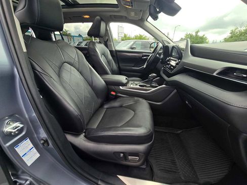 Used 2022 Toyota Highlander Platinum image 11