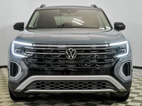 Used 2025 Volkswagen Atlas Peak Edition SE image 4