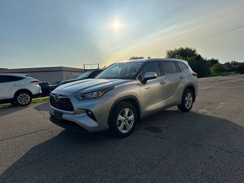 Used 2020 Toyota Highlander LE AWD/4WD image 12