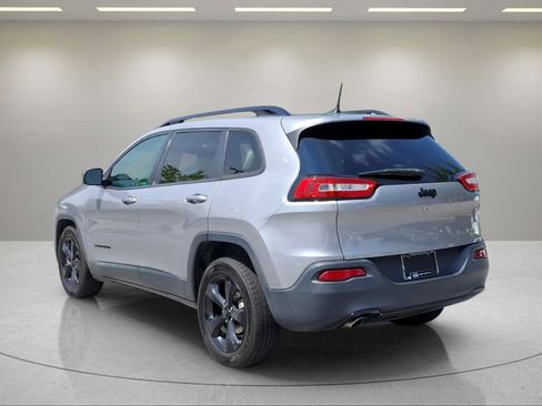 Used 2018 Jeep Cherokee Latitude w/ Altitude Package FWD image 3