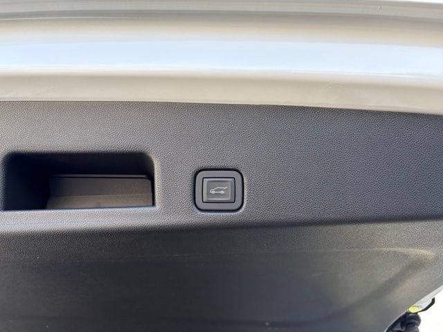 Used 2026 GMC Acadia Elevation w/ Elevation Premium Package FWD image 18