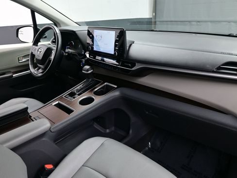 Used 2024 Toyota Sienna XLE image 15