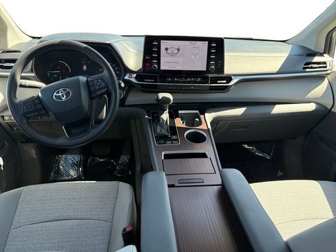 Used 2024 Toyota Sienna LE w/ LE Plus Package FWD image 14