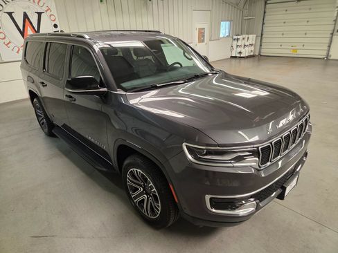Used 2025 Jeep Wagoneer L Series II w/ 8-pass Seating Package AWD/4WD image 11