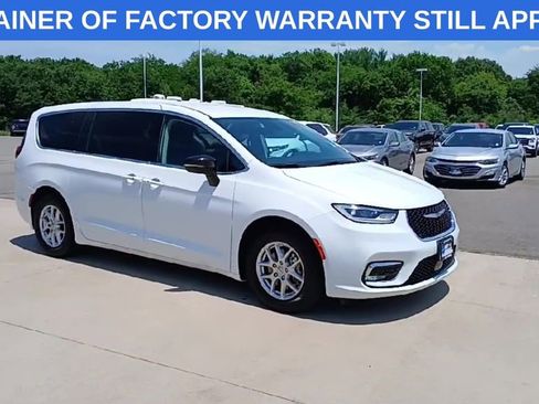 Used 2024 Chrysler Pacifica Touring-L FWD image 2