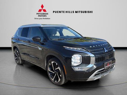Used 2024 Mitsubishi Outlander 4WD Plug-In Hybrid image 3