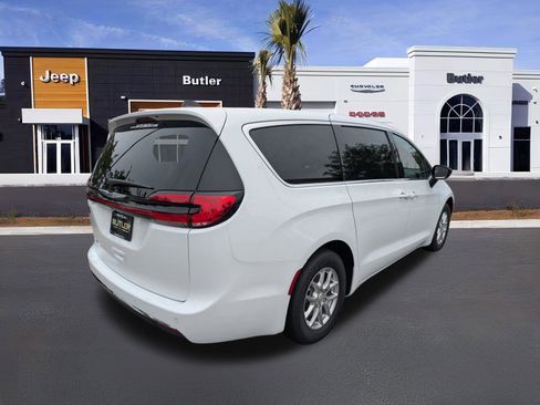 New 2026 Chrysler Pacifica Select image 6