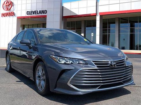 Used 2020 Toyota Avalon XLE w/ Moonroof Package FWD image 2