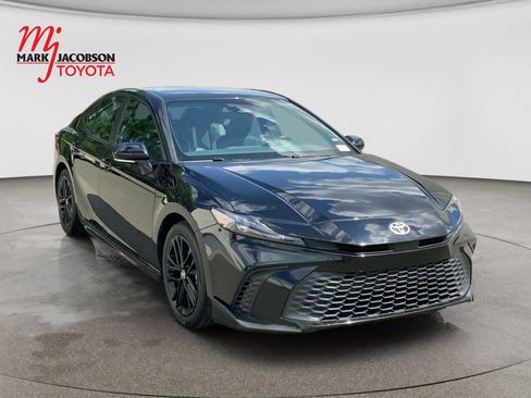 Used 2025 Toyota Camry SE FWD image 3