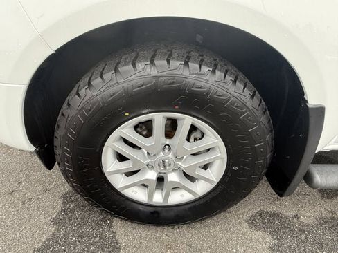 Used 2020 Nissan Frontier SV image 11