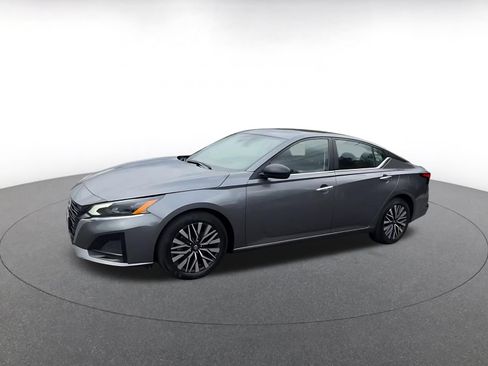 Used 2025 Nissan Altima 2.5 SV FWD image 8