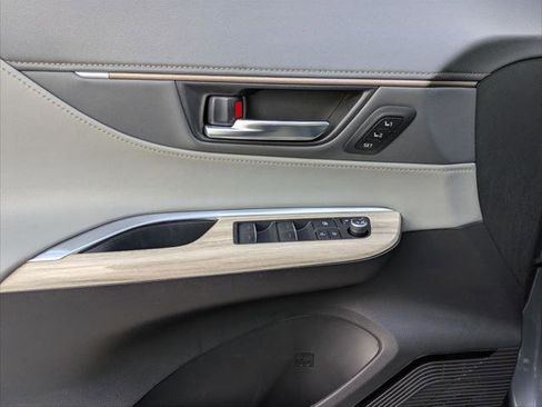 Used 2021 Toyota Venza XLE image 10