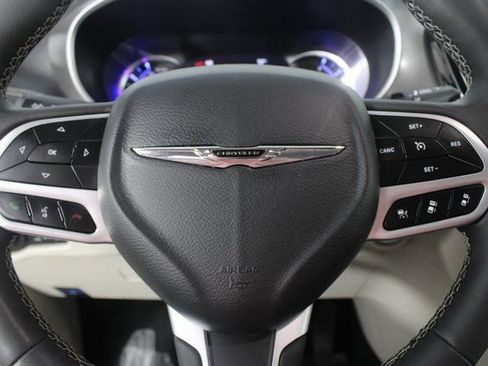 Used 2024 Chrysler Pacifica Select image 12