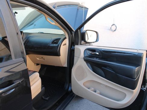 Used 2016 Dodge Grand Caravan SXT FWD image 35
