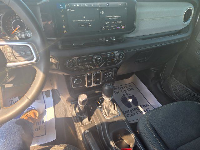 Used 2025 Jeep Wrangler Unlimited Sahara AWD/4WD image 2