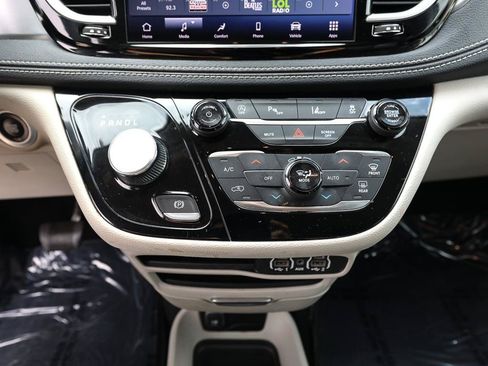 Used 2023 Chrysler Pacifica Touring-L AWD/4WD image 18