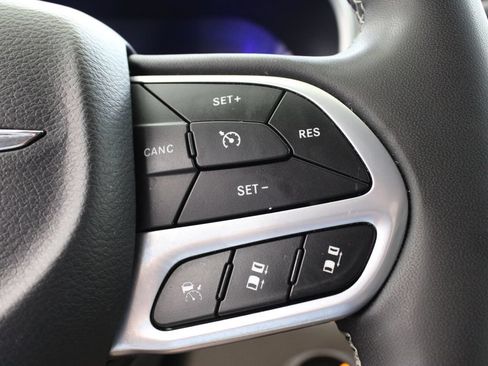 Used 2023 Chrysler Pacifica Touring-L FWD image 28