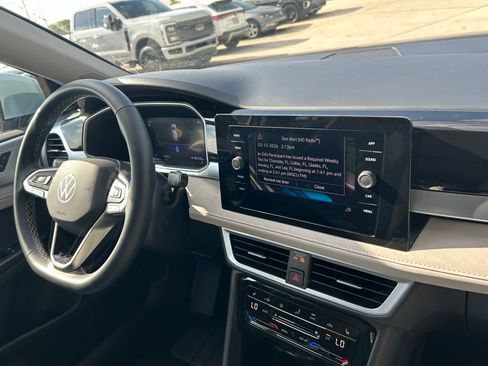 Certified 2025 Volkswagen Taos SE w/ Panoramic Sunroof Package FWD image 36