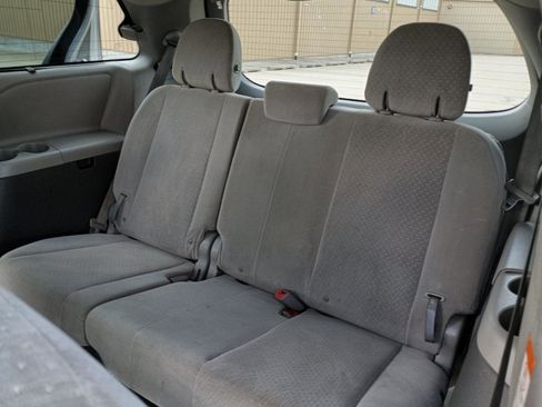 Used 2017 Toyota Sienna LE image 10