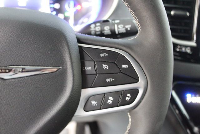 Used 2026 Chrysler Pacifica Select FWD image 17