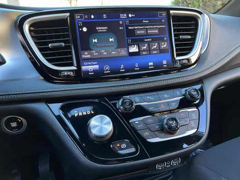 Used 2021 Chrysler Pacifica Touring w/ S Appearance Package image 9